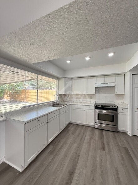 Building Photo - 8007 Lake Forest Dr