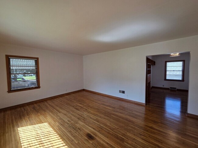 Building Photo - 4 Bedroom remodeled House Cedar Falls