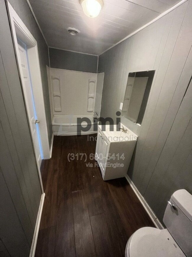 Building Photo - 215 1/2 S Madison Ave