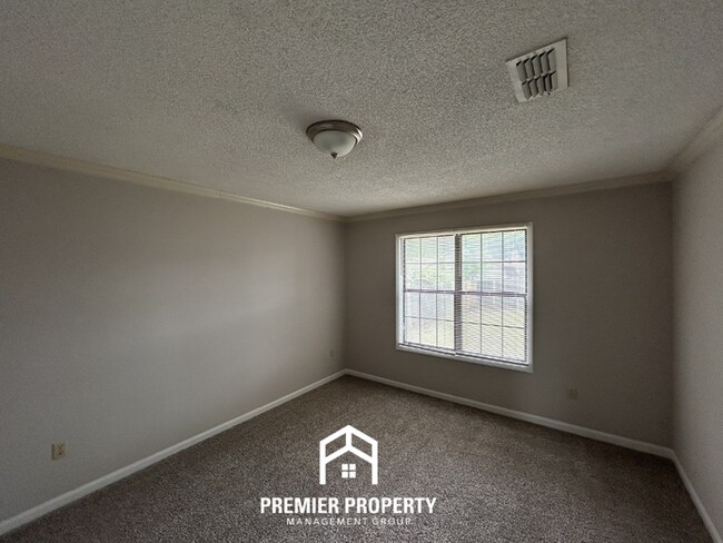 Building Photo - Stunning 3BR/2BA in Southeast Memphis | Vaulted Ceilings & Floor-to-Ceiling Fireplace