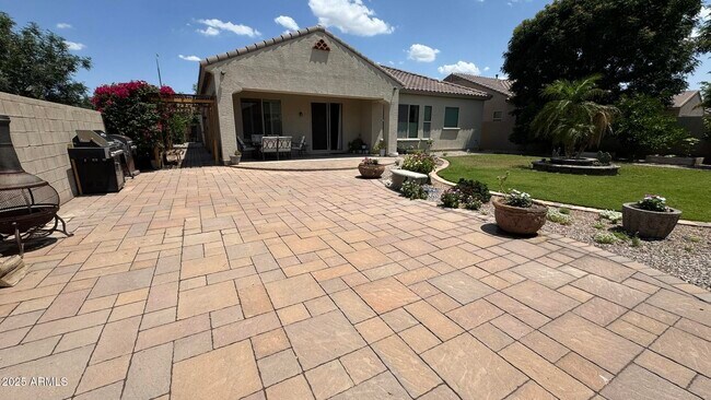 Building Photo - 2531 E Iris Dr