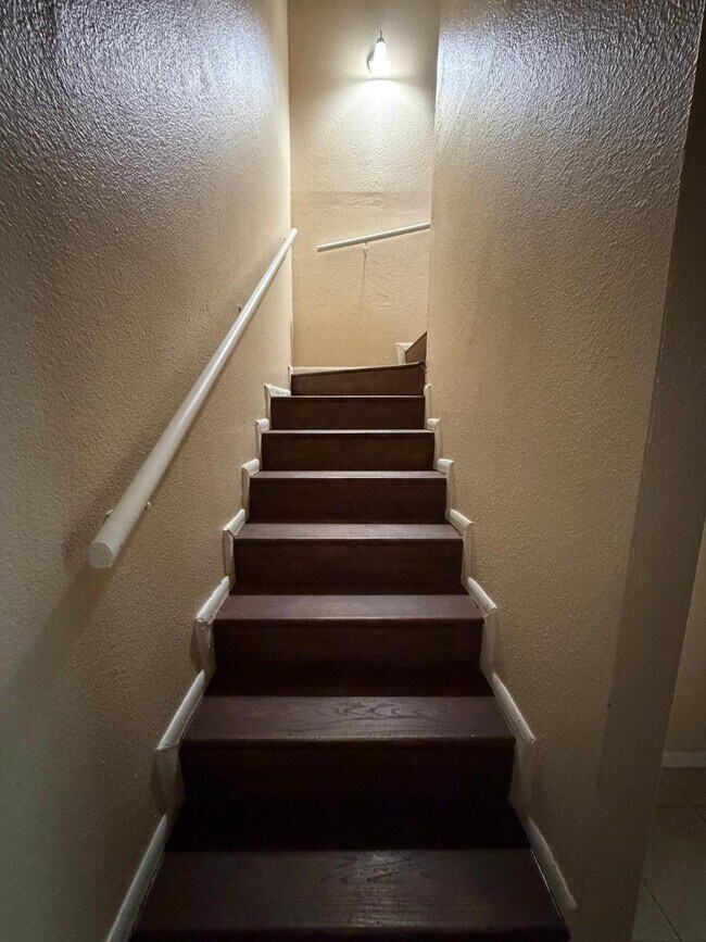 Building Photo - 1438 N Shill Dr