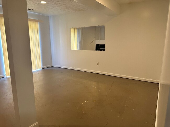 Building Photo - Spacious Townhome for Rent! Finished Basement! W/D! Available Now!