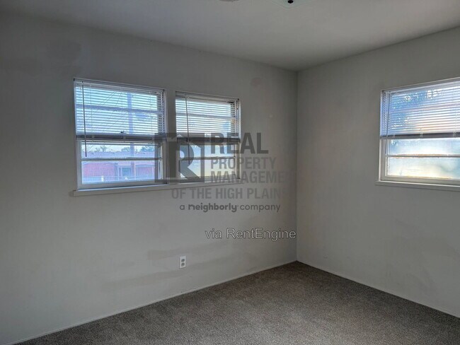Building Photo - 301 Teakwood St