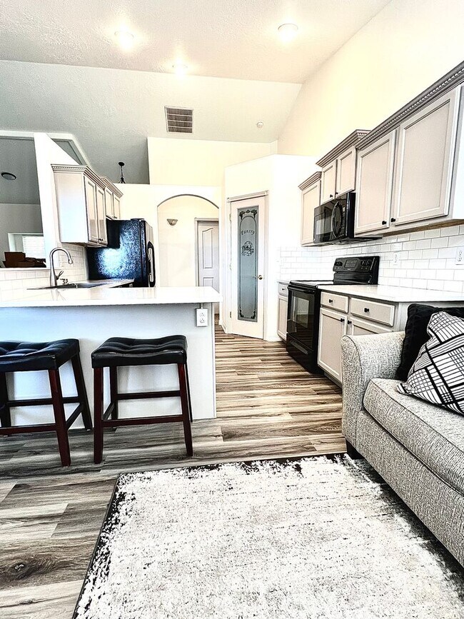 Building Photo - 3 Bed 2 Bath Single Level Home with 3 Car ...