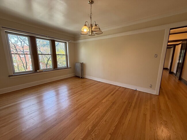Building Photo - 2300 W Sunnyside Ave