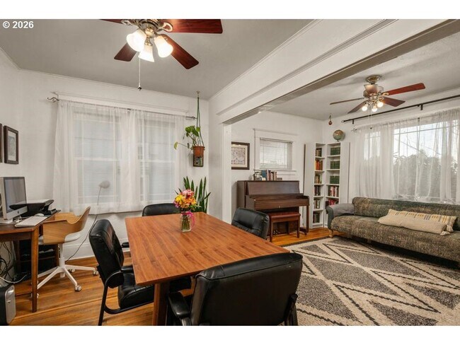Building Photo - Classic Portland bungalow in Northeast Portland Available July 1st!