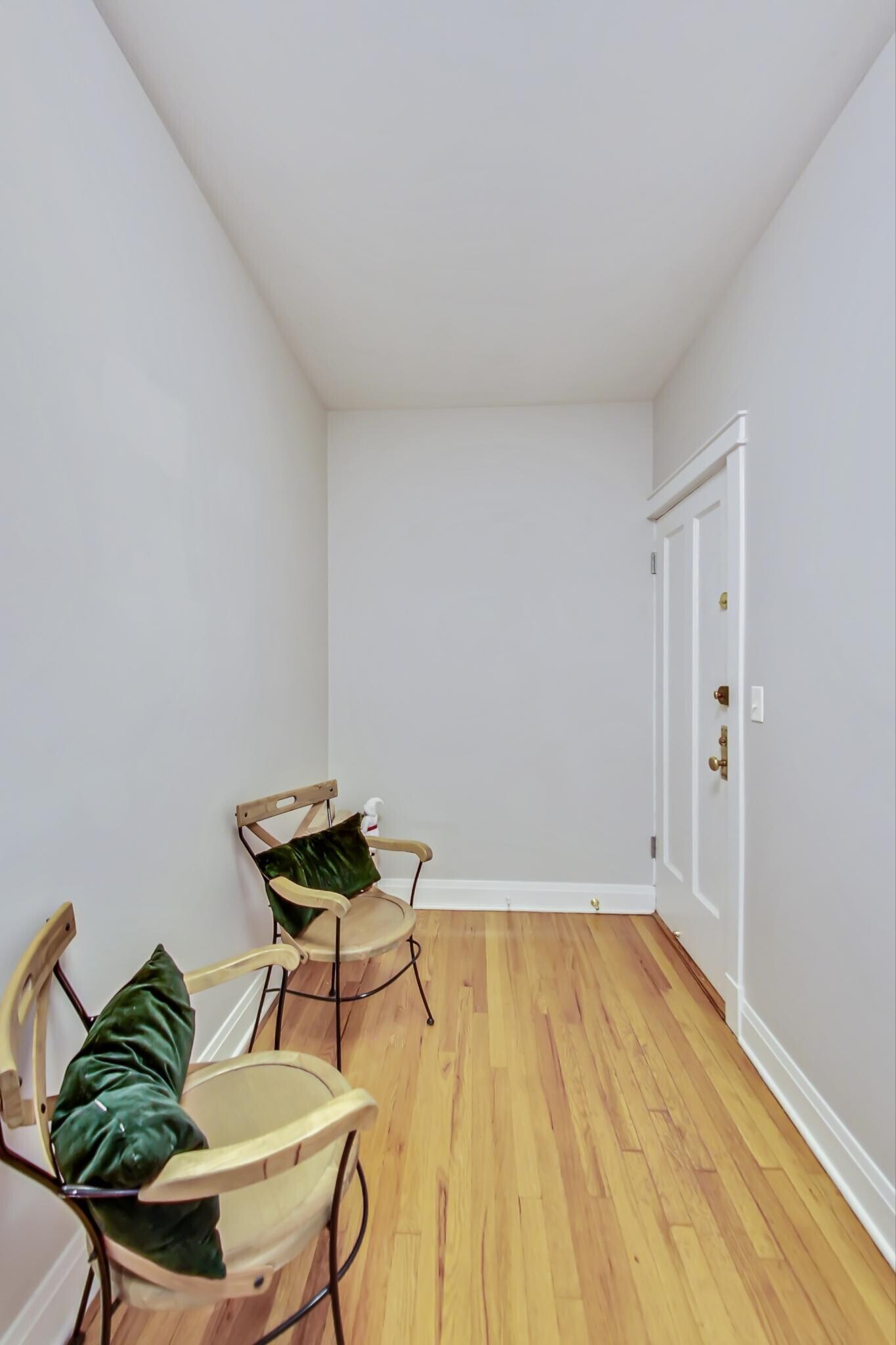Building Photo - 540 W Cornelia Ave