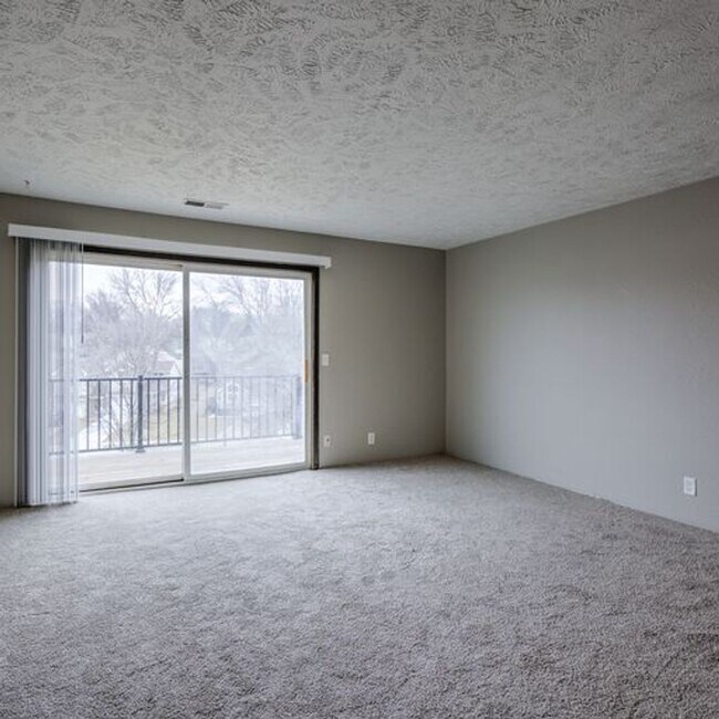 Building Photo - Spacious Apartments Located in the Heart o...