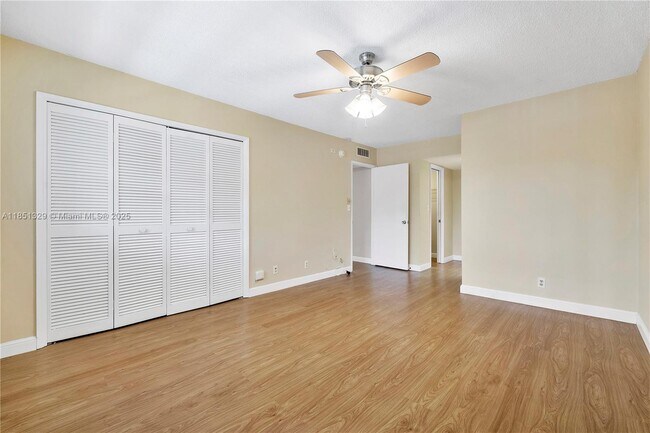 Building Photo - 3351 S Palm Aire Dr