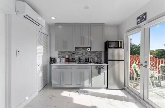 Building Photo - 970 Plover Ave