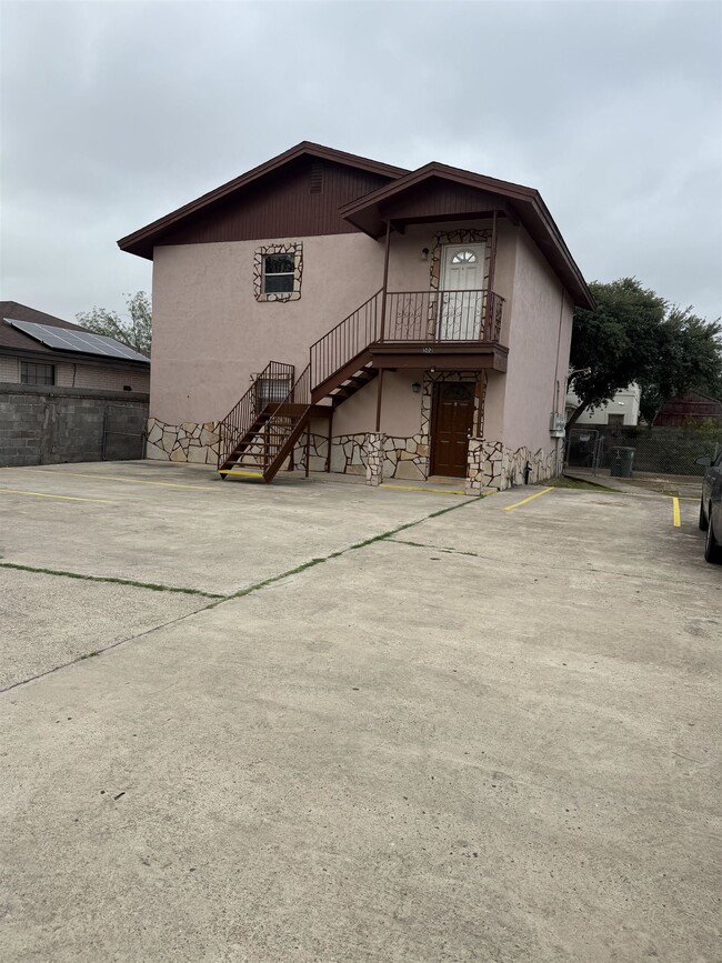 Building Photo - 502 El Monte Loop
