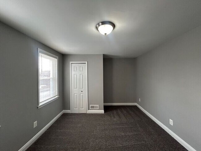 Building Photo - 2 Bedroom 1.5 Bathroom Home