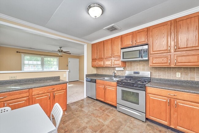 Building Photo - 2015 Kensington Dr