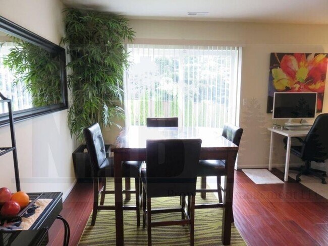 Building Photo - Beautiful 4 Bedroom Home located in a Gate...