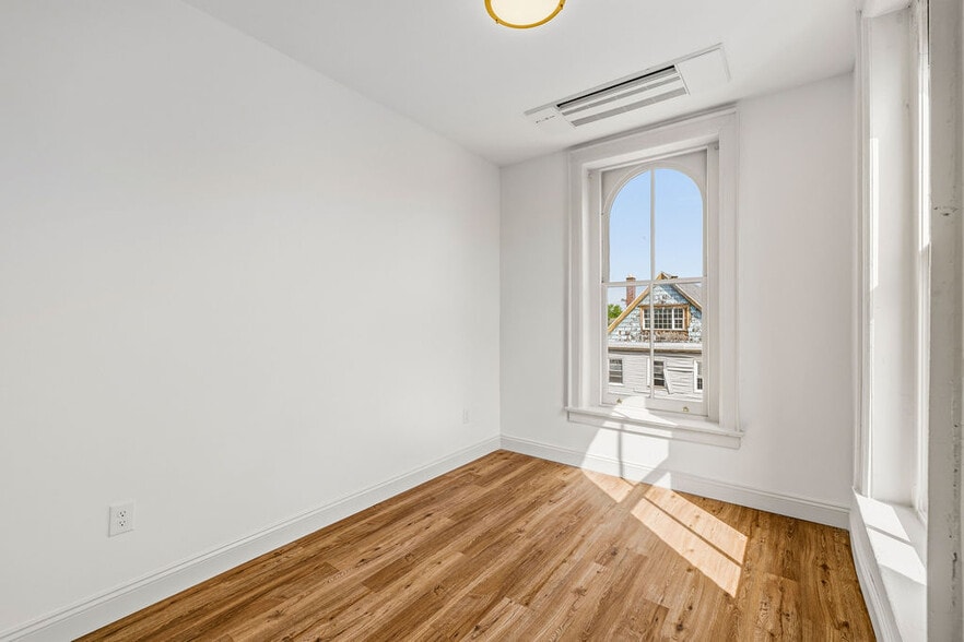 Unit 6 Bedroom - 319 Connecticut St