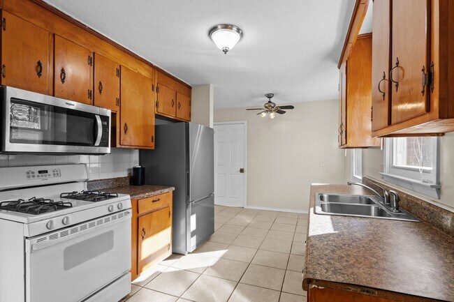 Building Photo - 2910 Kanewood Dr