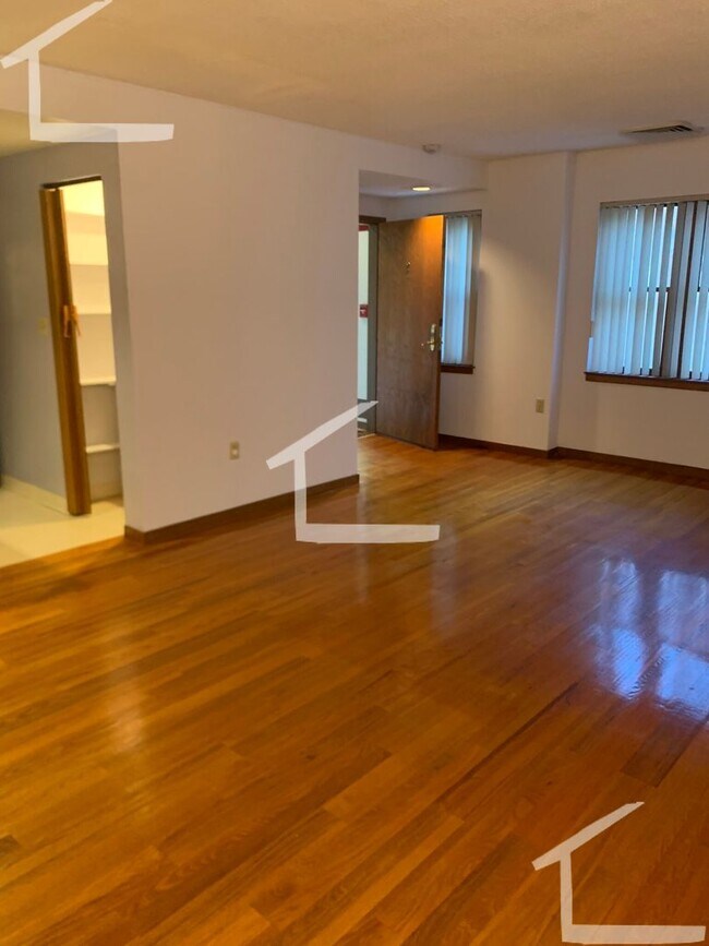 Building Photo - Coolidge Corner 1-Bed with Laundry in Unit...