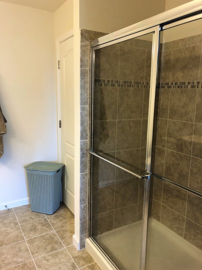 Building Photo - Beautiful End-Unit Townhome in New Post!