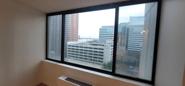 Building Photo - 45 River Dr S