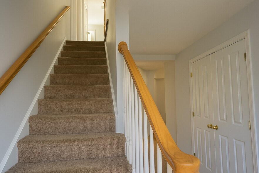 Building Photo - 6 Pepperbush Court