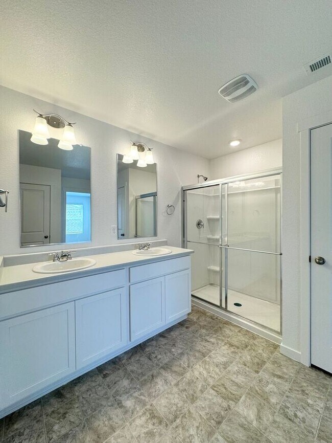 Building Photo - Built in 2024! 5 bedroom 3 Bath House in W...