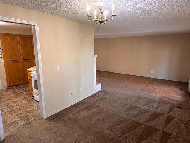 Building Photo - Spacious 4 bedroom 2 bath Home in North Al...