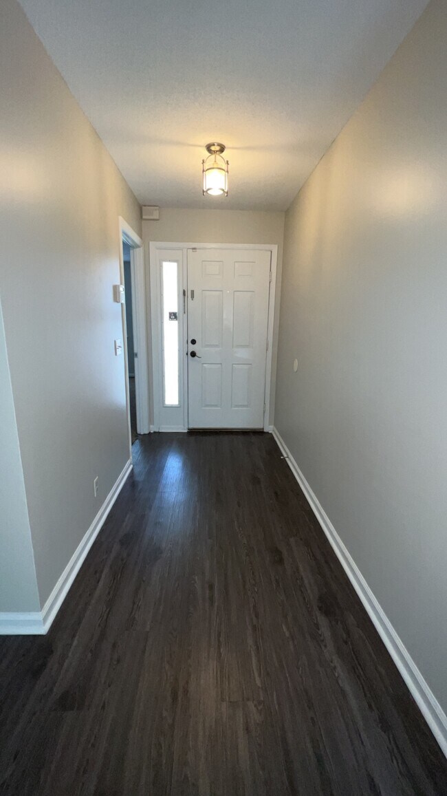 Building Photo - 910 Brett Dr