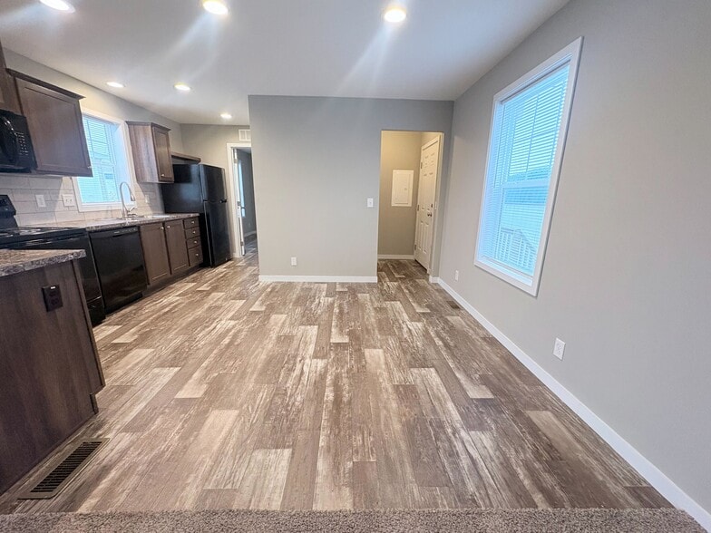 Building Photo - 10610 State Rte 762