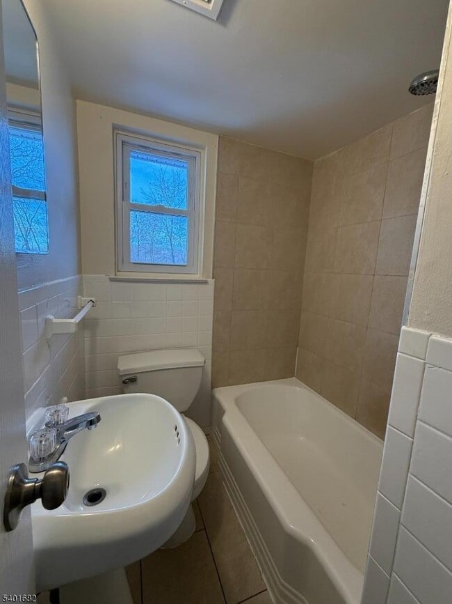 Building Photo - 18 Pleasant View Ave