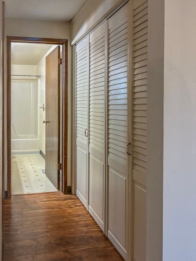 Building Photo - Hillsboro Duplex- 2 Bedroom 1 bathroom with fenced in yard available !