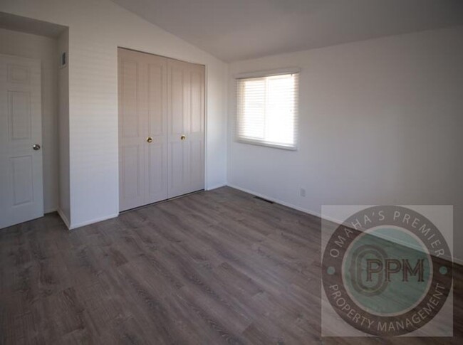 Building Photo - Vaulted Ceilings & Modern Updates in Prime...