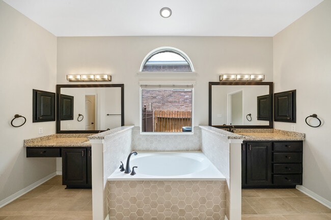 Building Photo - Spacious 4-Bed Luxury Home with Chef’s Kitchen, Fenced Yard, and 3,528 sq ft in Helotes