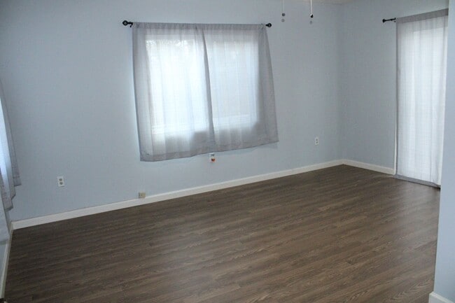 Building Photo - 135 Poinsettia Ave