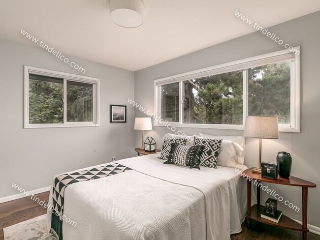 Building Photo - Spacious Mid-Century Modern Home in Counci...