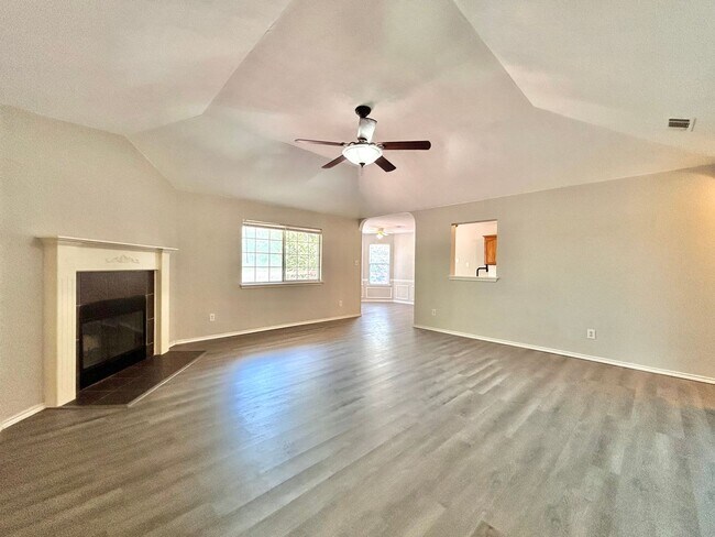 Building Photo - 404 Mesquite Cir