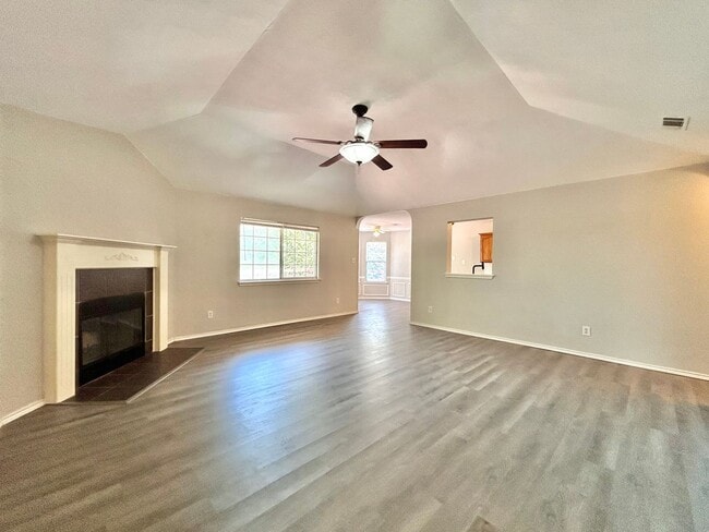 Building Photo - Beautiful 4 BR / 2 BA Home for Rent in Cop...