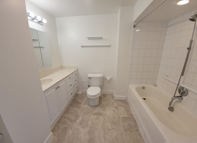 Building Photo - 5415 N Sheridan Rd