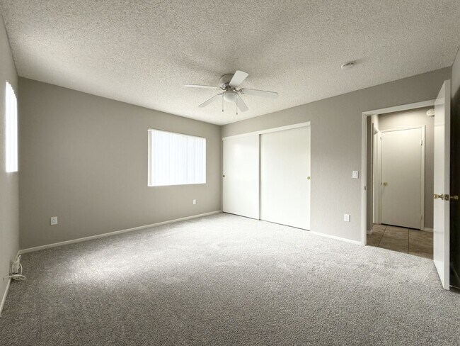 Building Photo - Spacious 2 Bedroom Corner Unit