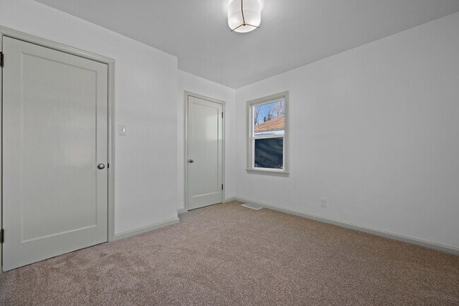 Building Photo - 840 W Montague Ave