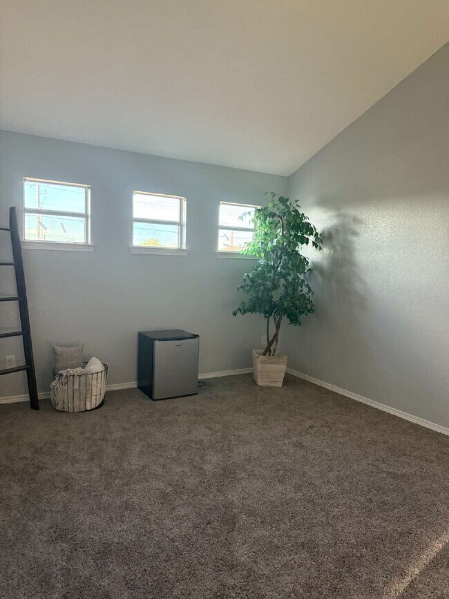 Building Photo - "Charming 3-Bed Oasis with Granite Touches & Cozy Fireplace in El Paso!"