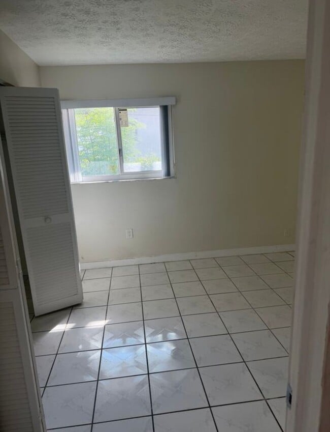 Building Photo - Private Bedroom w/ Private Bath in Spacious 1,100 Sq Ft Home – Prime Location