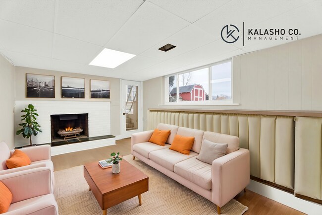 Building Photo - 3BD | 3BTH - HOT TUB - WATER FRONT - NEWLY RENOVATED - ON SYLVAN LAKE