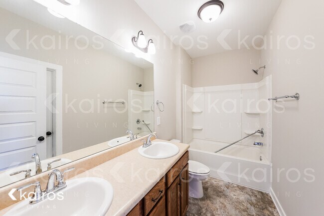 Building Photo - 180 White Oak Circle