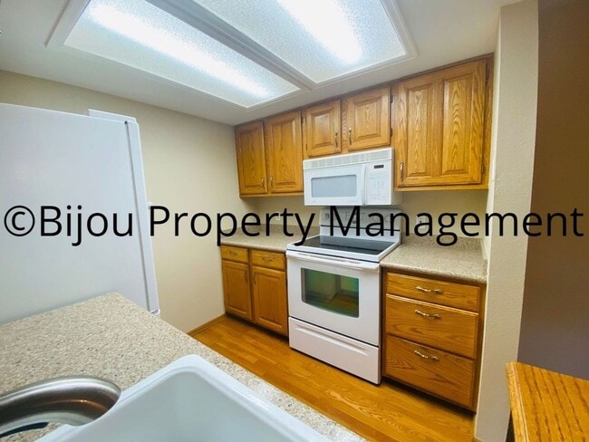 Building Photo - Beautiful 2 Bed, 2 Bath