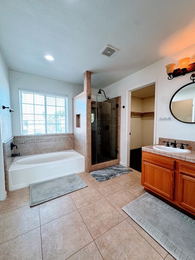Building Photo - 4 bd 3 bth in Quiet Natomas Neighborhood