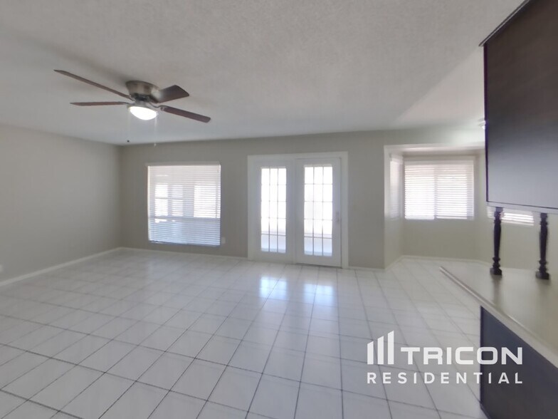 Building Photo - 8838 W Cinnabar Ave