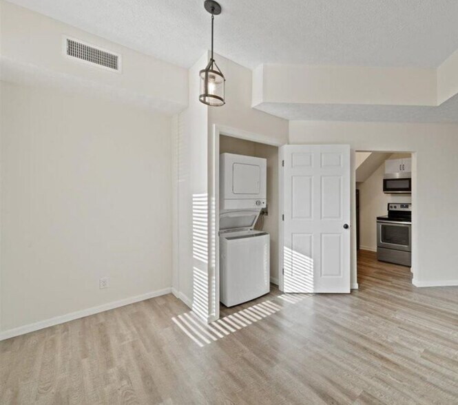 Foyer - 1619 Mansfield St