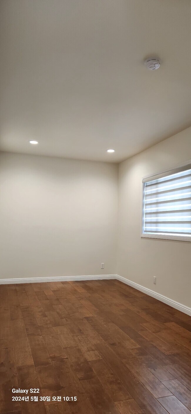 Building Photo - 1058 S Windsor Blvd