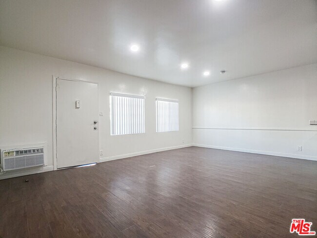 Building Photo - 453 N Kingsley Dr